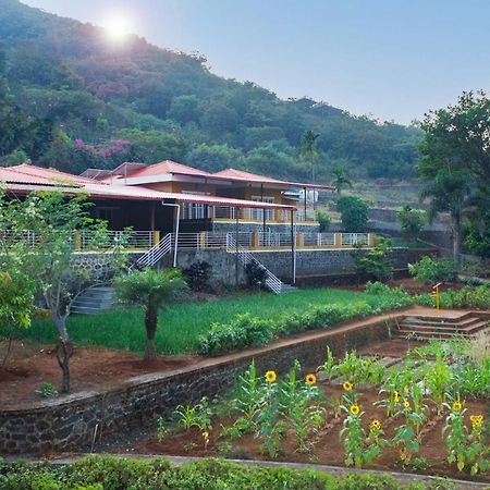 Ekam Lake House By Stayvista With Mountain & Lake Views, Outdoor Jacuzzi, Sauna, Modern Amenities & Kitchen Garden Пуне Екстер'єр фото